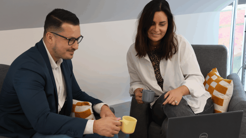 Coworkers en train de travailler - Espace de coworking à Châteauroux.